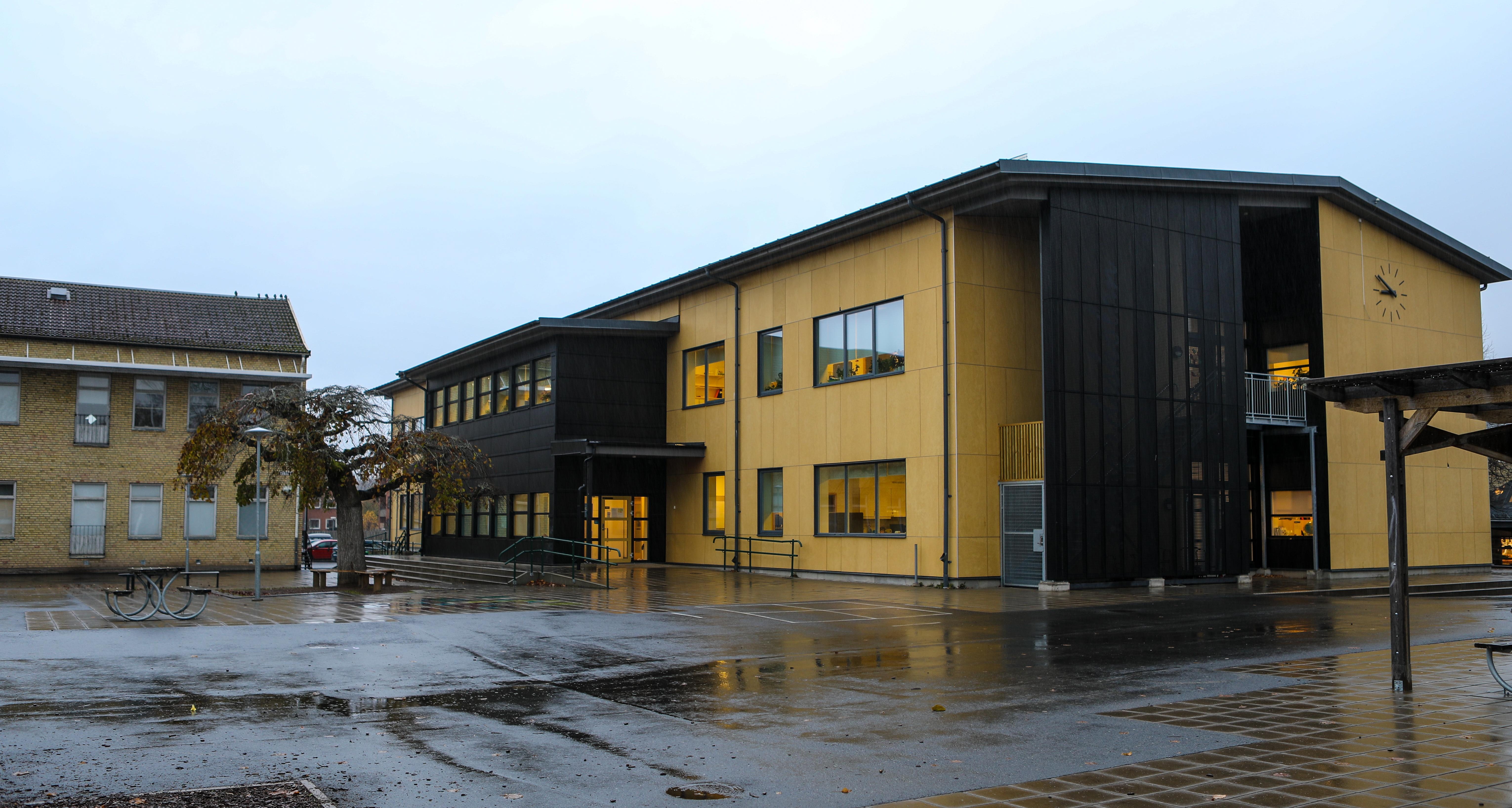 Mogärdeskolan en höstdag.