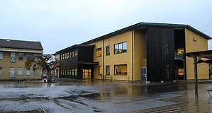 Mogärdeskolan en höstdag.